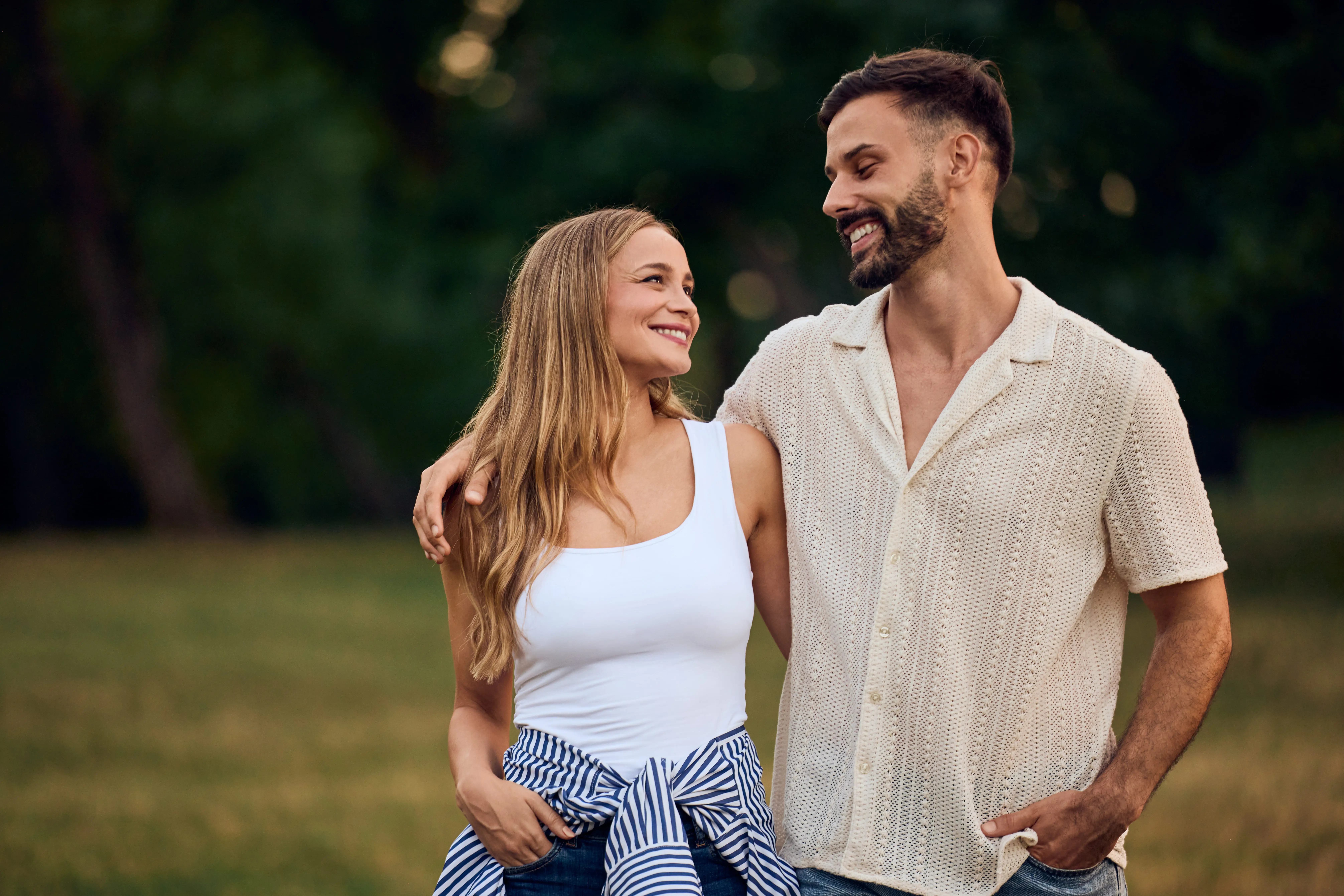 Couples heureux se tenant la main et se souriant